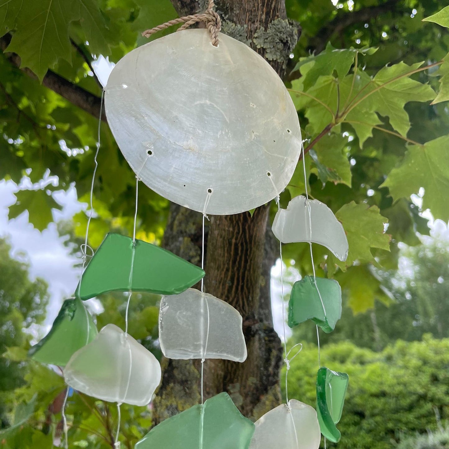 Windspiel aus recyceltem Glas – Grün und Weiß