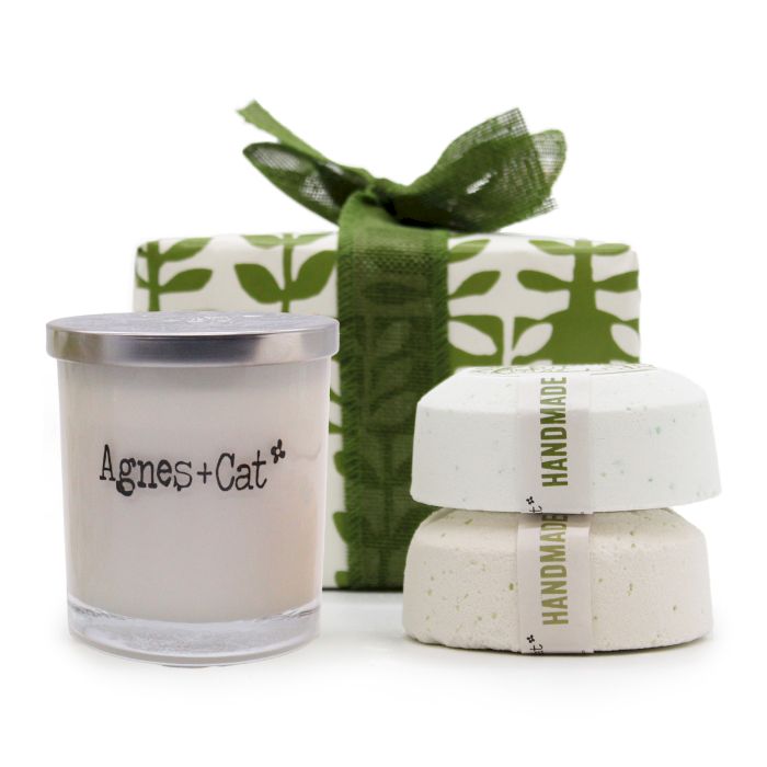 Geschenkset: Badebombe mit weißer Feige und wilder Blaubeere + Rhabarberkerze