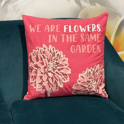 Bedruckter Kissenbezug aus Baumwolle – We Are Flowers – Olivgrün, Rosa und Natur