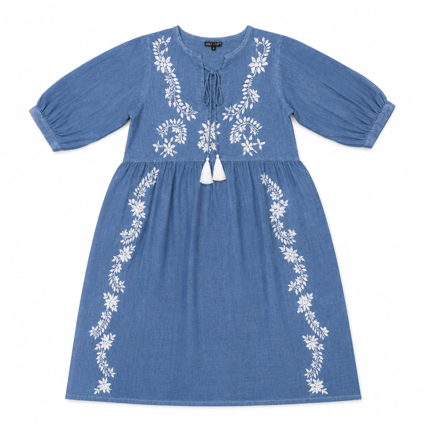 Nomad Sari en la colección Med - Vestido - Azul polvo con bordados y borlas (M-L)