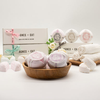 Conjunto regalo de pastillas efervescentes para baño Agnes + Cat con aroma a bayas y higo
