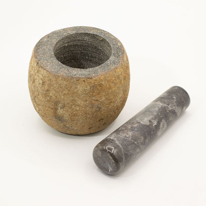 Dekorative Mörser und Stößel aus Naturflussstein – Klein (ca. 9x7 cm)