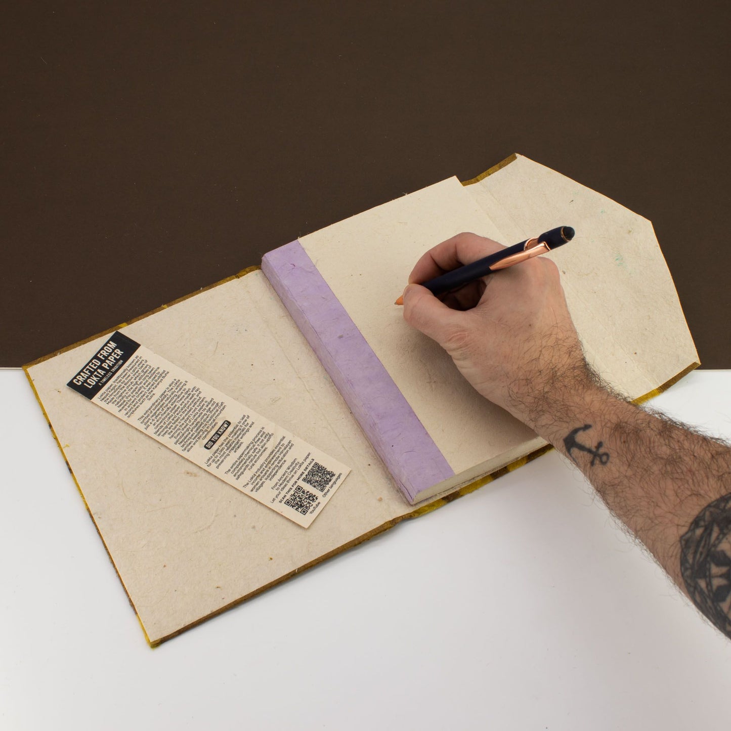 Carnet Lokta « bold floral » – Grand (21x15cm) – 45 feuilles – Marque-page inclus – Olive