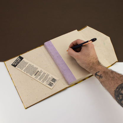 Carnet Lokta « bold floral » – Grand (21x15cm) – 45 feuilles – Marque-page inclus – Olive