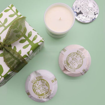 Geschenkset: Badebombe mit weißer Feige und wilder Blaubeere + Rhabarberkerze