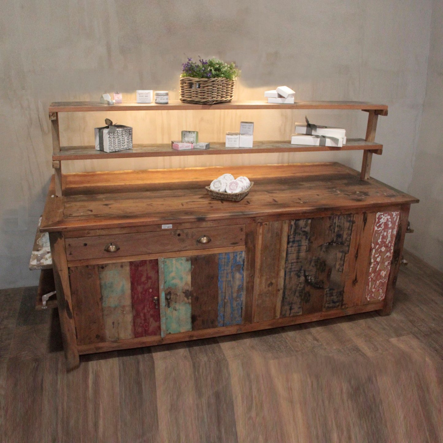 Soporte de exhibición para bombas de baño - madera reciclada