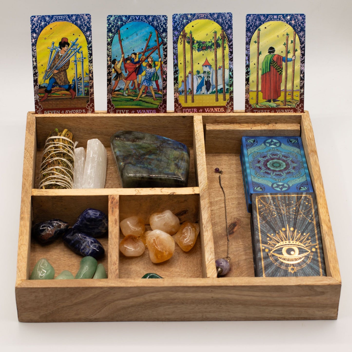 Tarotbox mit vier Fächern und Kartenhalter.