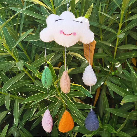 Móvil de fieltro hecho a mano - Mini nubes felices