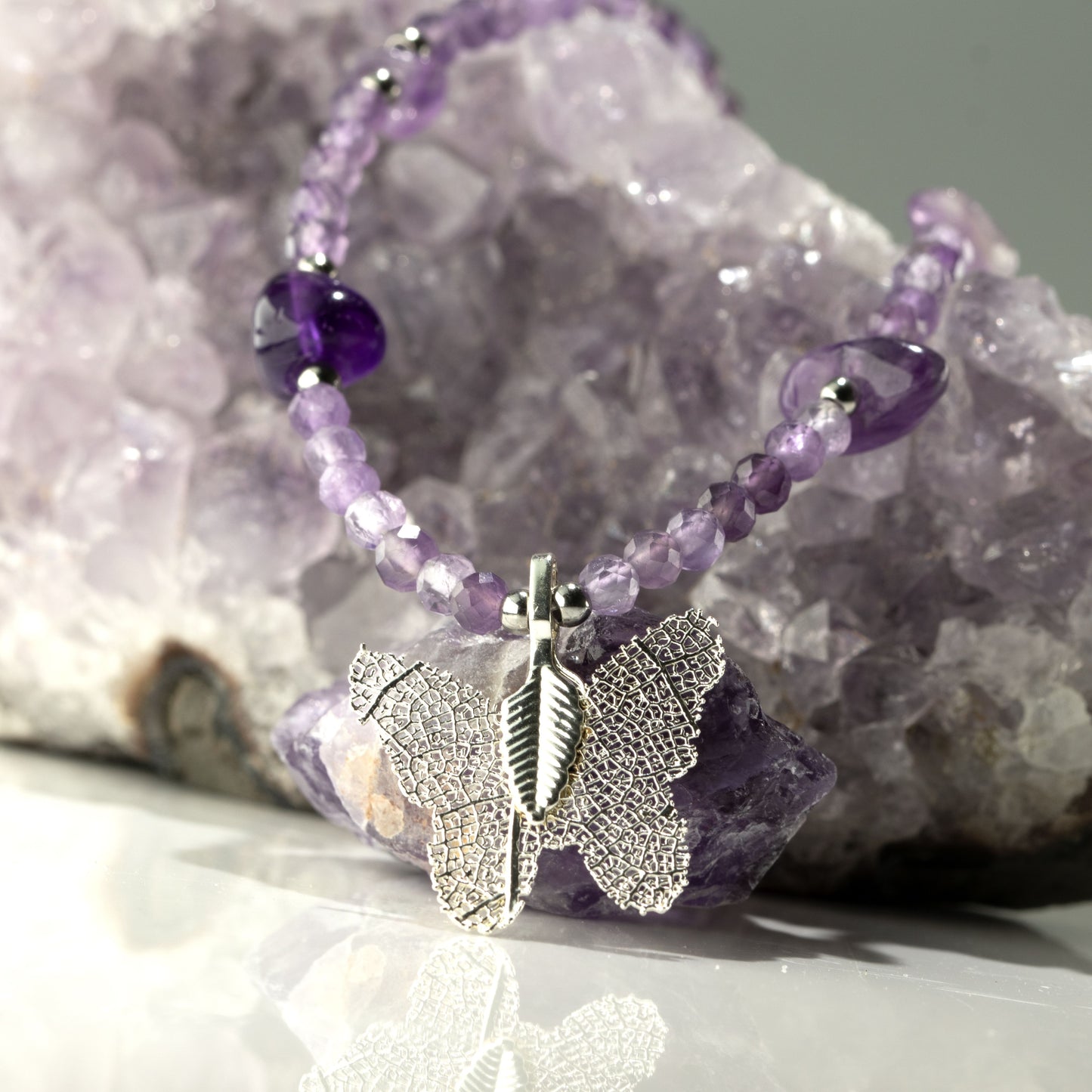 Collar de amatista con gema y colgante de mariposa hecho de hoja real