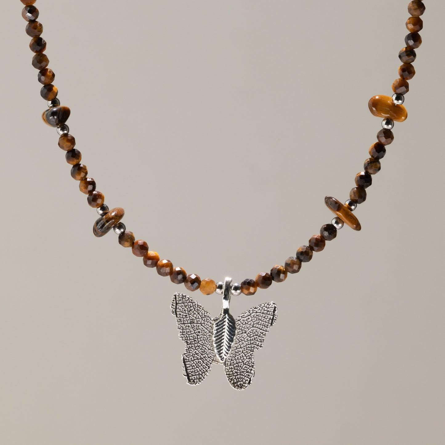 Collar de ojo de tigre con gema y colgante de mariposa hecho con una hoja real
