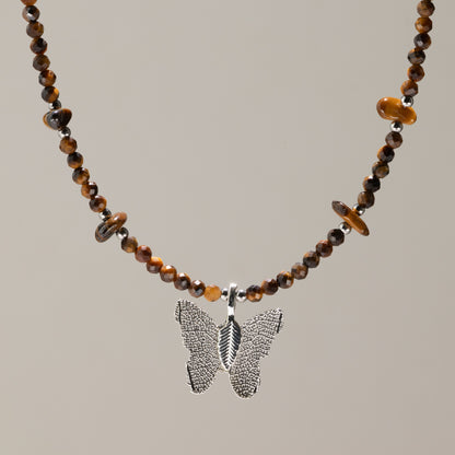Collar de ojo de tigre con gema y colgante de mariposa hecho con una hoja real