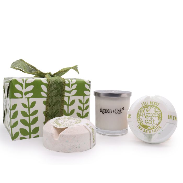 Geschenkset: Badebombe mit weißer Feige und wilder Blaubeere + Rhabarberkerze