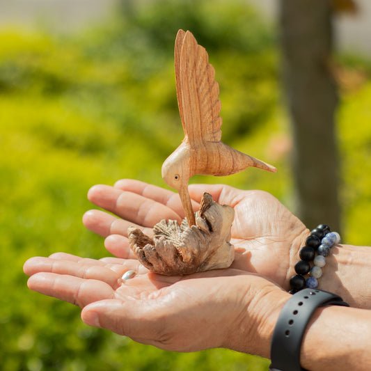 Sculpture en bois de parasite faite à la main - Colibri buveur de nectar