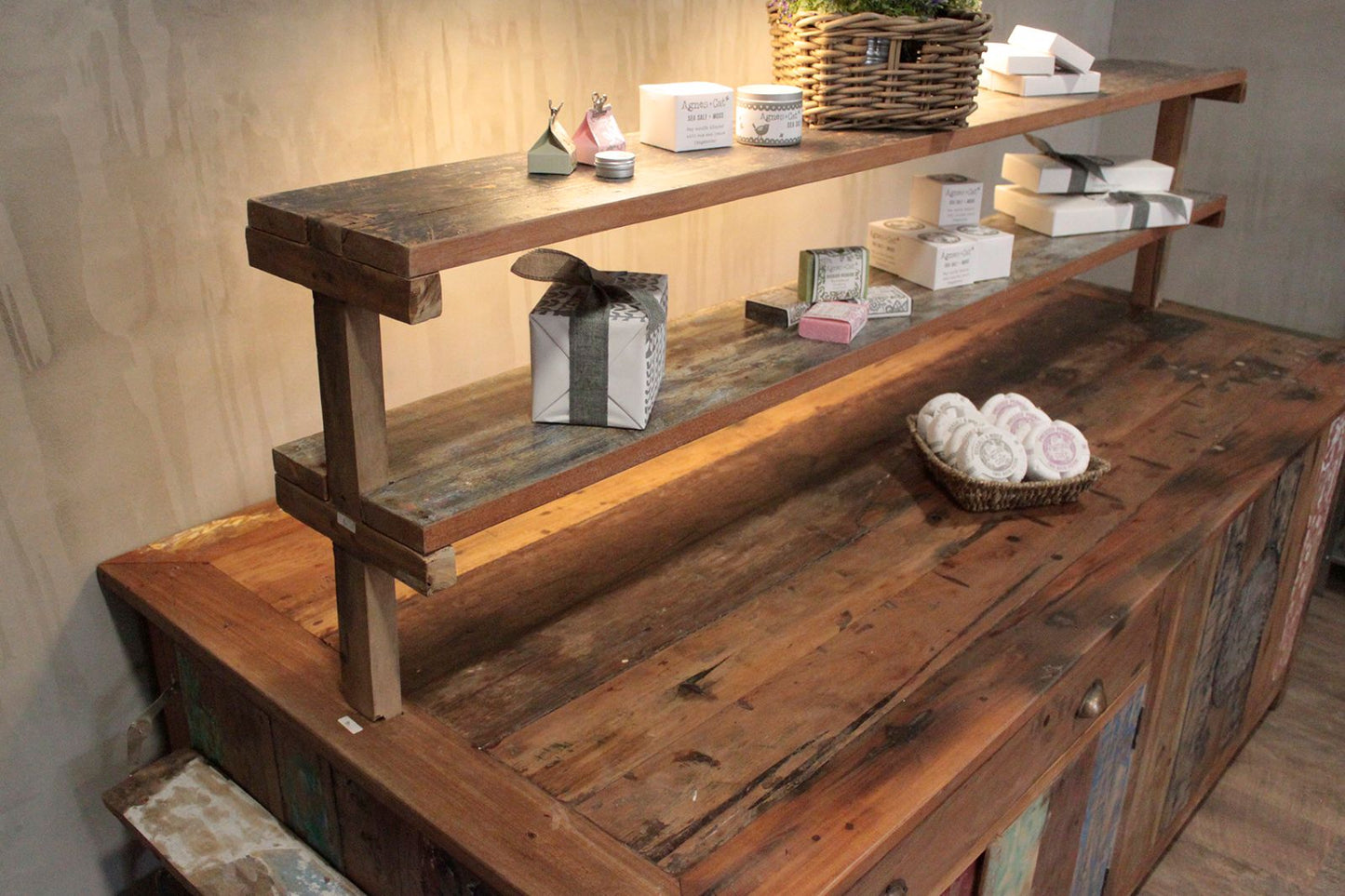 Soporte de exhibición para bombas de baño - madera reciclada