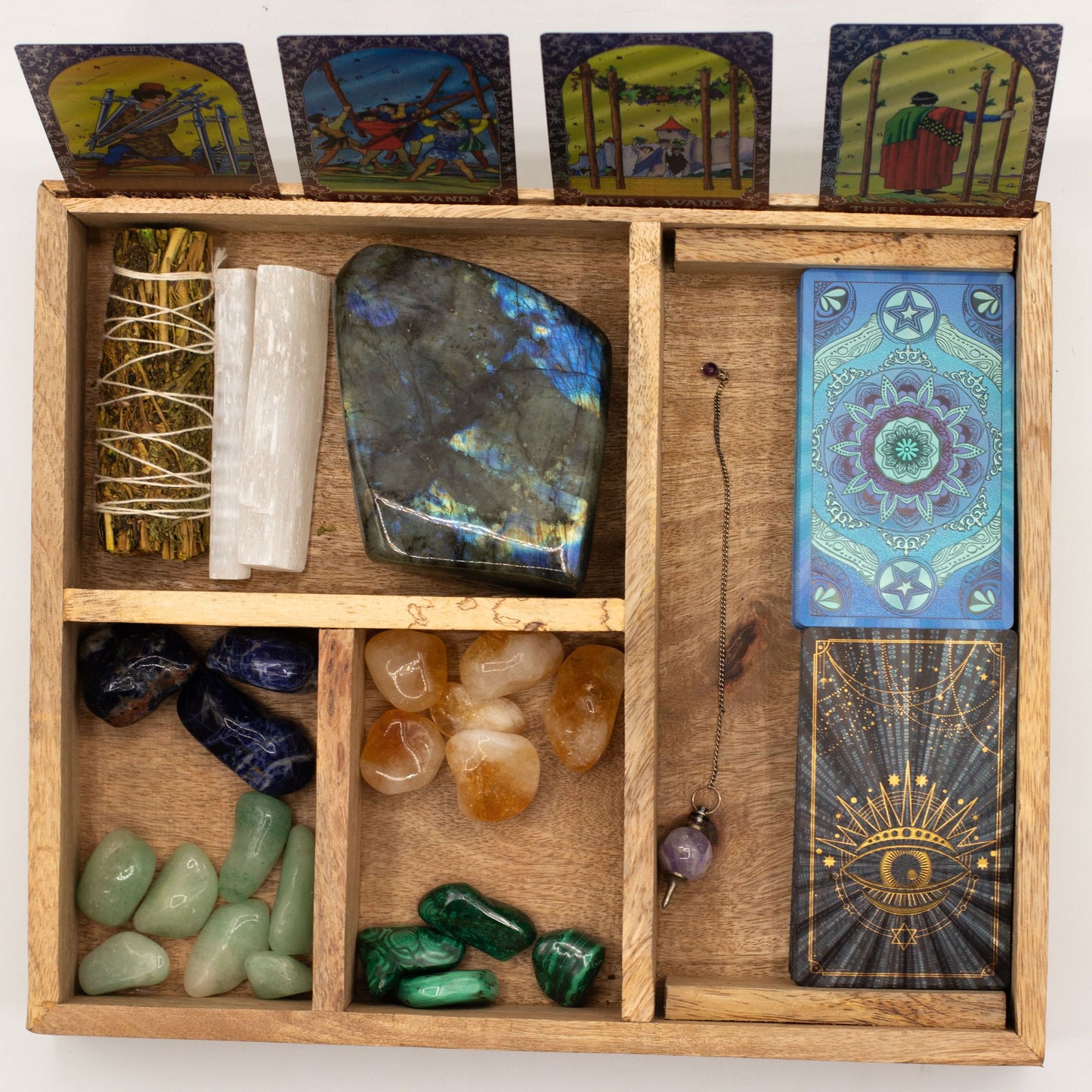 Tarotbox mit vier Fächern und Kartenhalter.