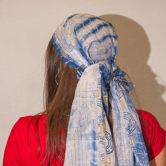 Nomad Sari Schal mit Marbella-Print für den Sommer - Blau mit Gold (180x50cm)