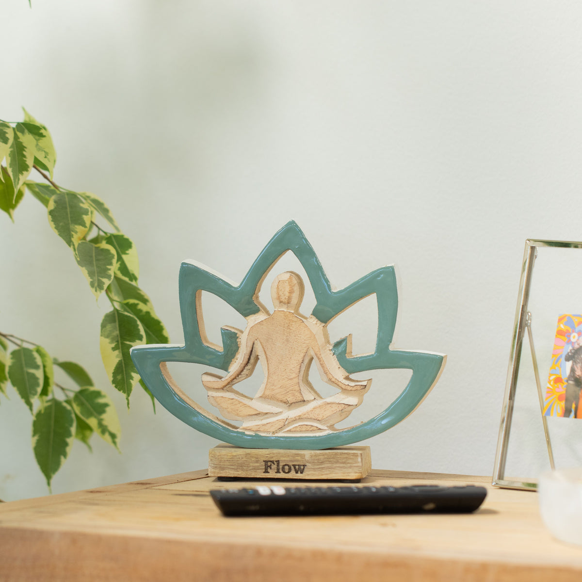 Yoga Mujer de Madera - Flor de Loto - Verde Azulado - Fluir