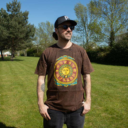 Nomad Sari T-Shirt aus gewaschener Baumwolle – Sonne und Tierkreis – Braun – Groß