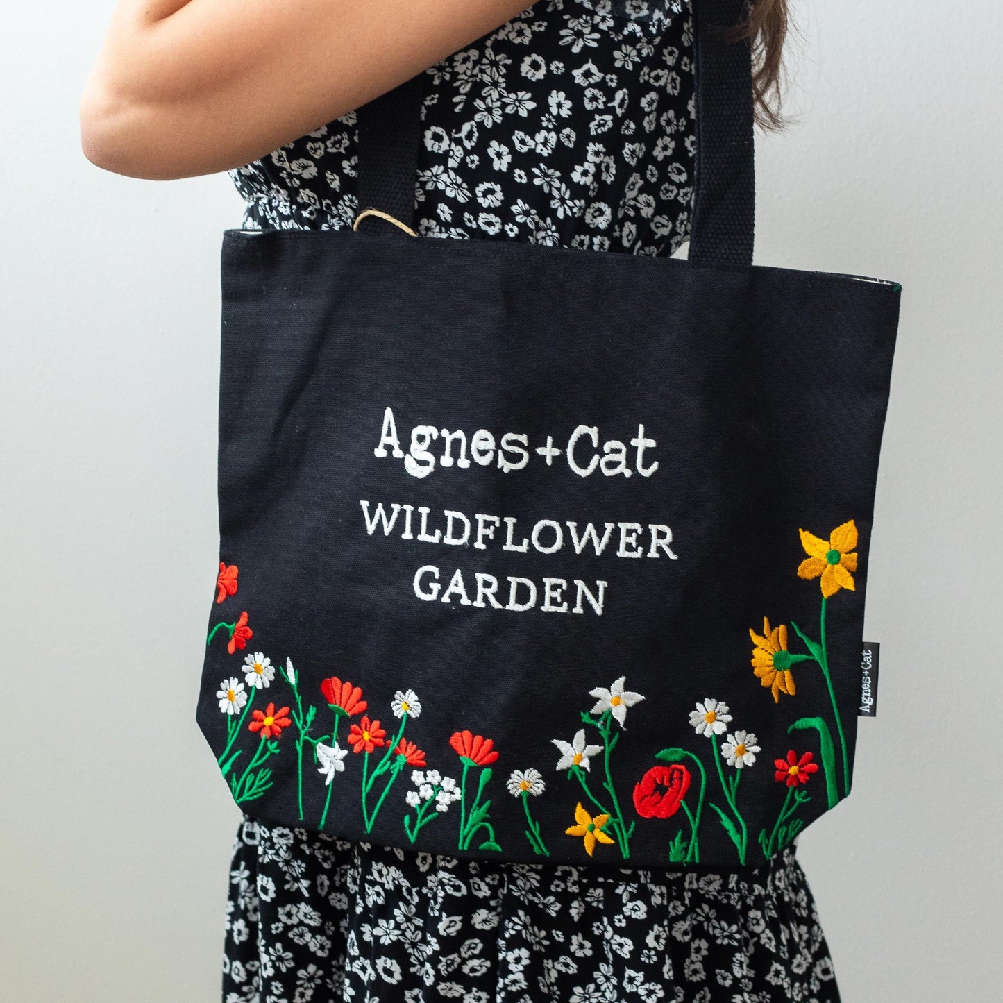 Agnes + Cat Bolso Tote de Jardín con Flores Silvestres - Negro