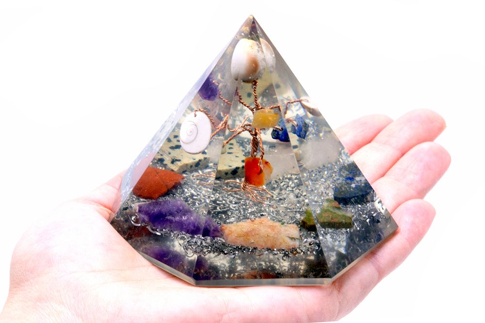 Pyramide à 7 faces en orgonite - Arbre de la sagesse en pierres précieuses - 90 mm