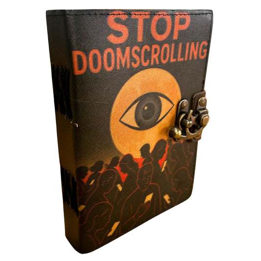 Bedruckte Notizbücher aus Leder (7 x 5 Zoll) – Stop Doom Scrolling – 200 Seiten, Normalpapier