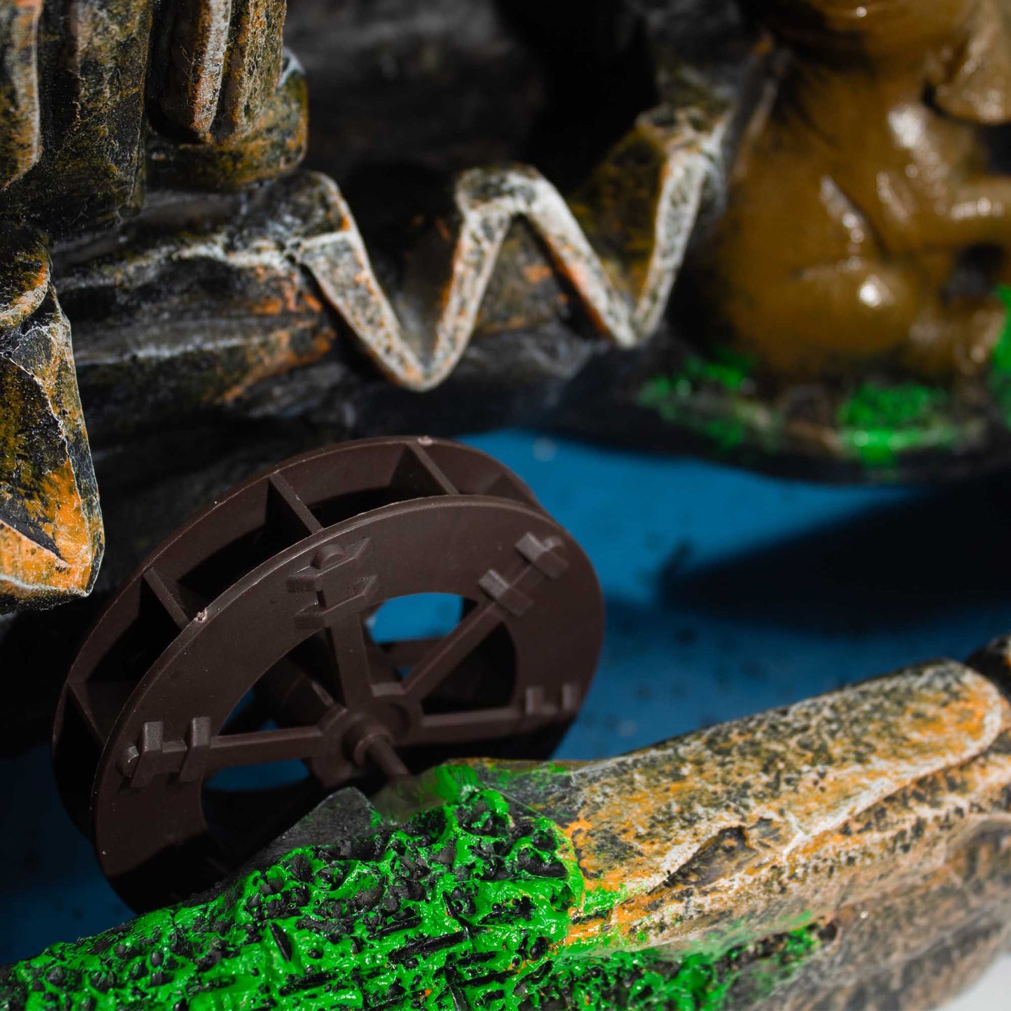 Fuente decorativa de mesa con elefantes enamorados, bola de cristal, luz y molino de agua (30x20x35cm)