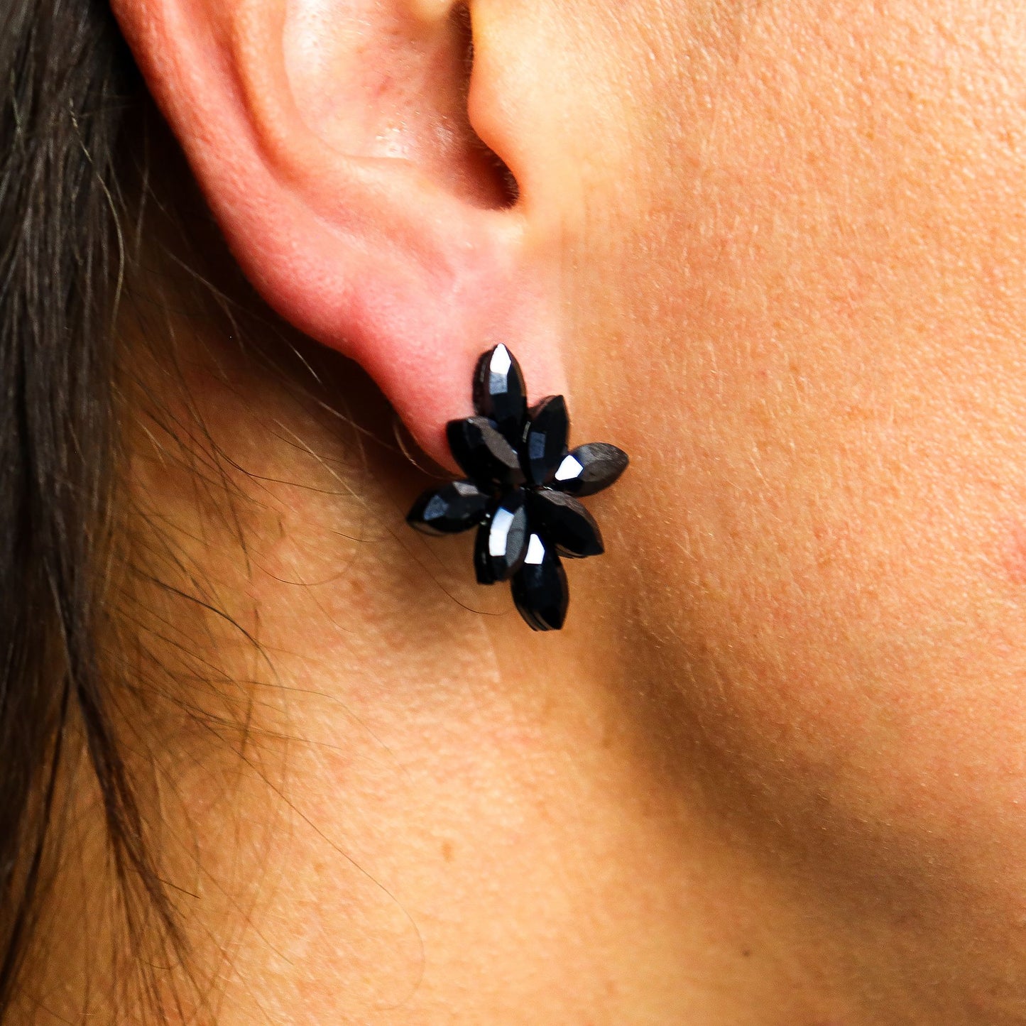 Noir de jais - Verre antique - Fleurs - Boucles d'oreilles