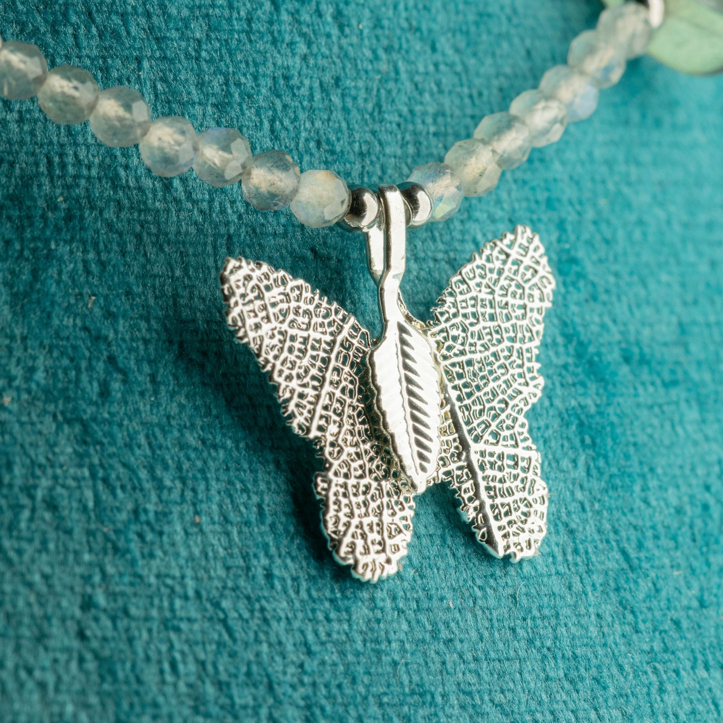 Collar de gema de labradorita Ninfa con colgante de mariposa de hoja real