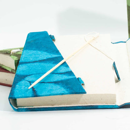 Carnet Lokta Bambou Bold Floral à fermeture – Moyen (15x12 cm) – 45 feuilles – Bleu nuit