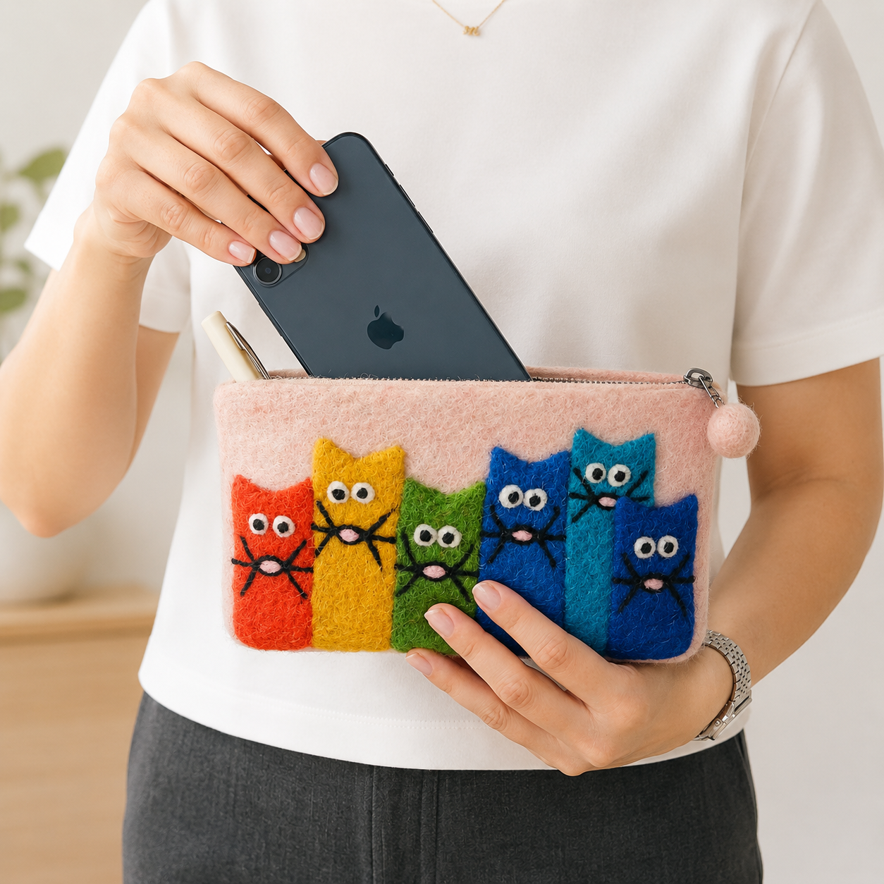 Grupo de Gatos Curiosos Monedero de fieltro - (3 colores surtidos)