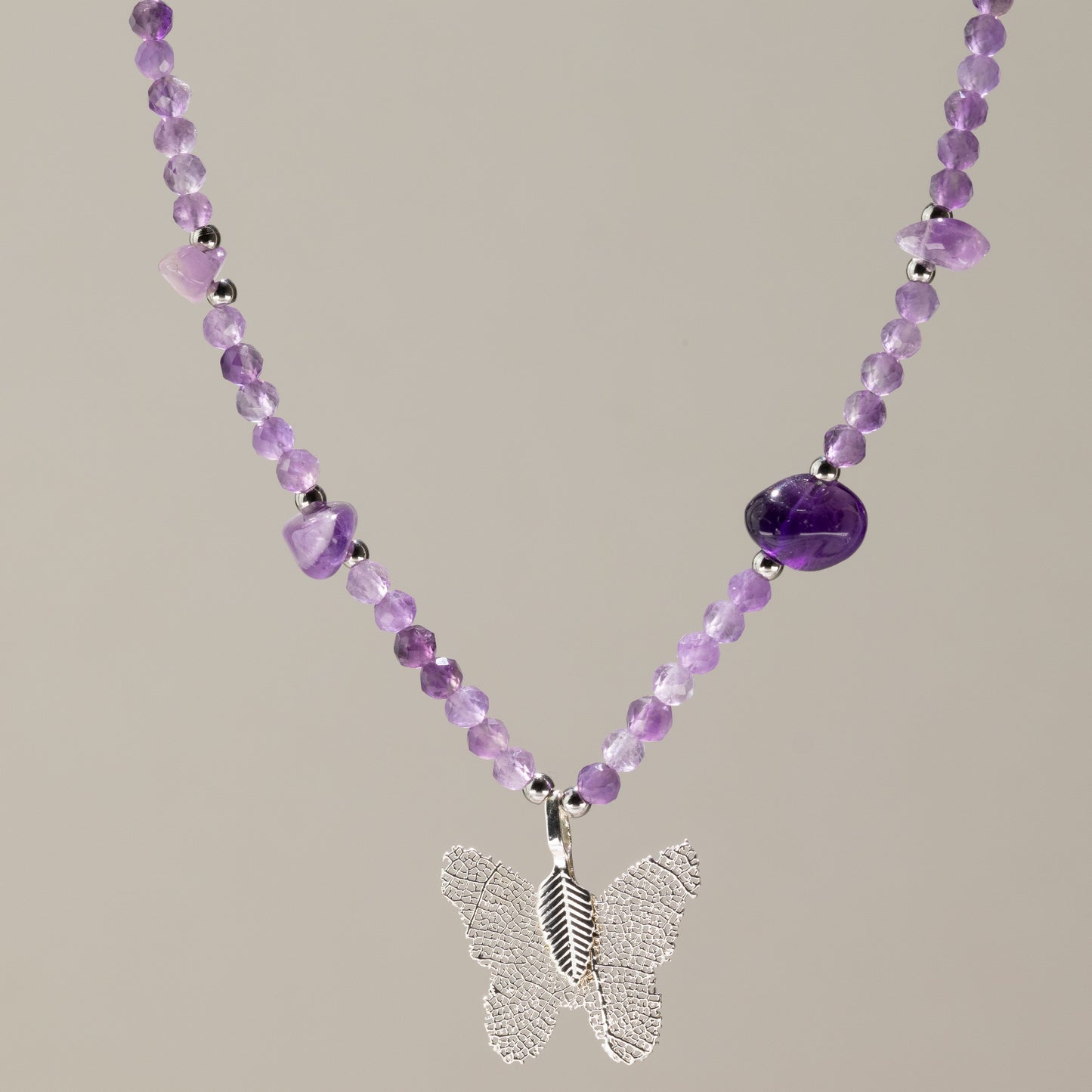 Collar de amatista con gema y colgante de mariposa hecho de hoja real