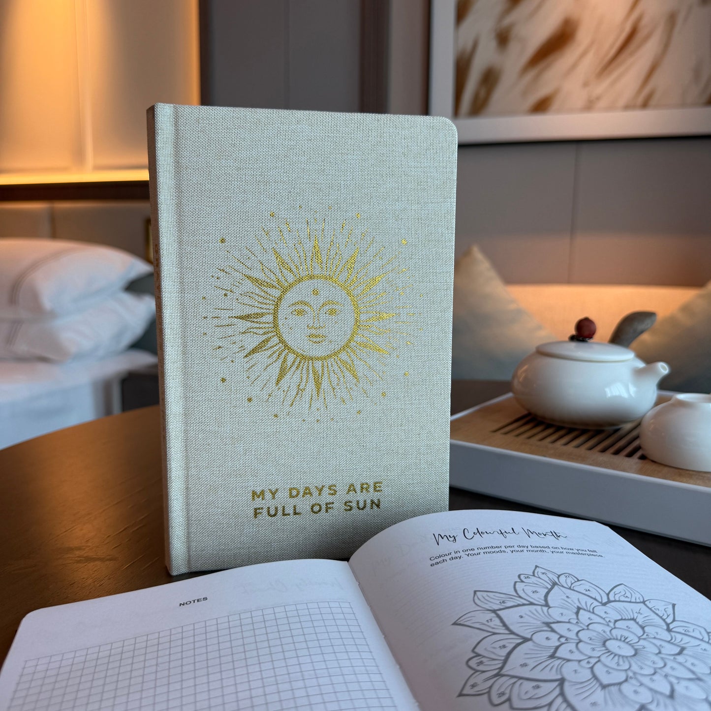 Journal de gratitude ivoire avec bordure dorée - 120 pages - Mes journées sont remplies de soleil