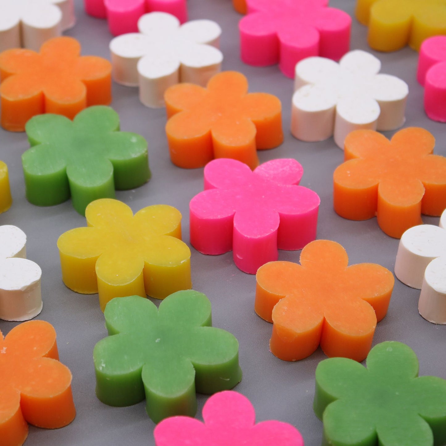 10 savons invités à la fleur de freesia