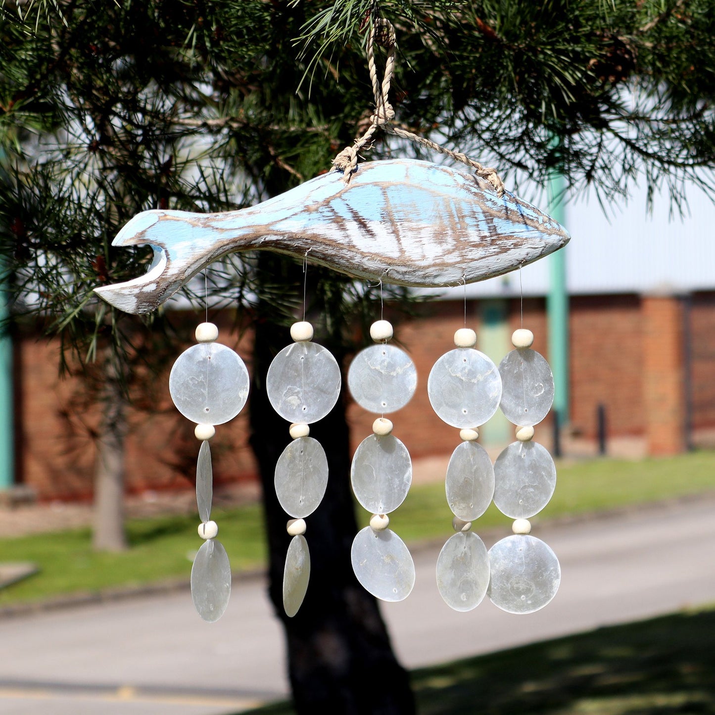 Fischschnitzerei in verwaschenem Blau und natürlichem Tropfen