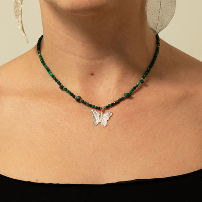 Collar de malaquita con gema de malaquita y colgante de mariposa con hoja real