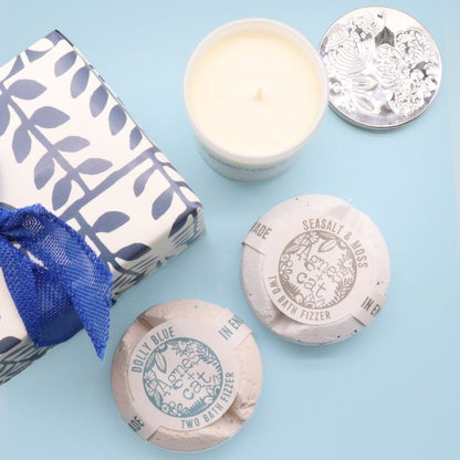 Geschenkset: Badebomben mit Meersalz und Moos &amp; Blue Dolly + Parma Violet Kerze