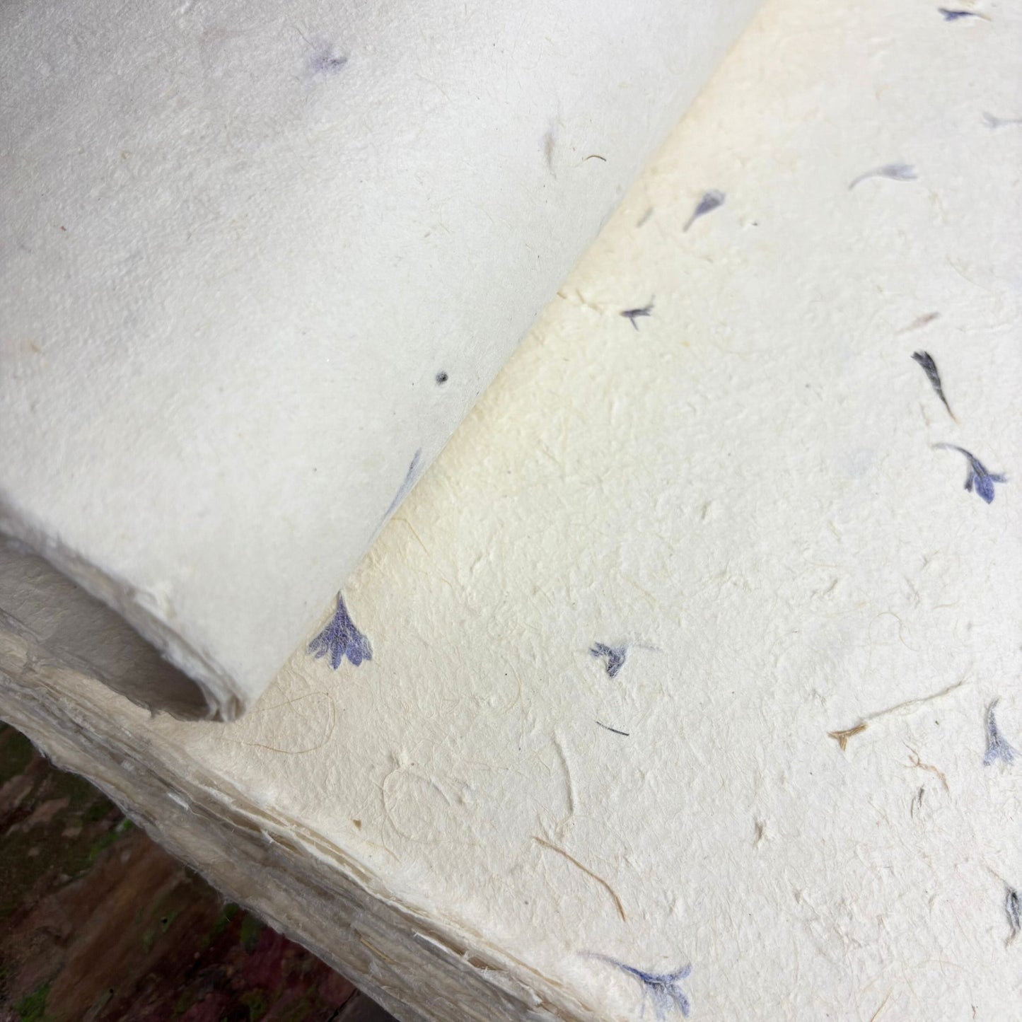 Papier cadeau fait main Lokta - Bleuet