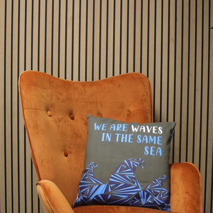 Bedruckter Kissenbezug aus Baumwolle – We Are Waves – Grau, Blau und Natur