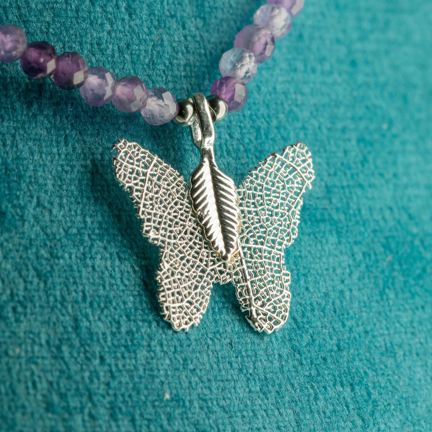 Collar de amatista con gema y colgante de mariposa hecho de hoja real