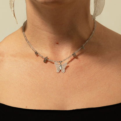Collar de gema de labradorita Ninfa con colgante de mariposa de hoja real