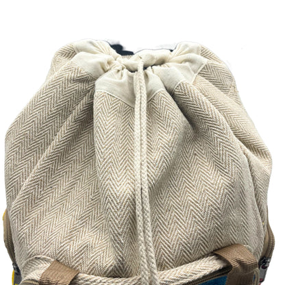 Großer quadratischer Rucksack aus Hanf mit Batikmuster