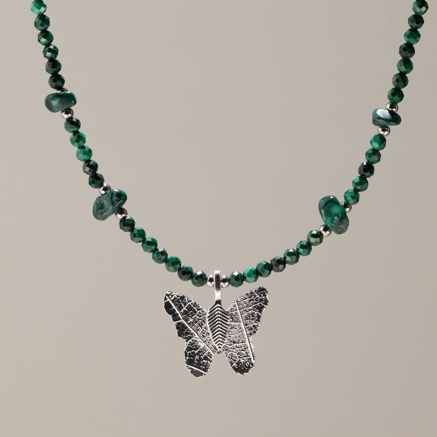 Collar de malaquita con gema de malaquita y colgante de mariposa con hoja real