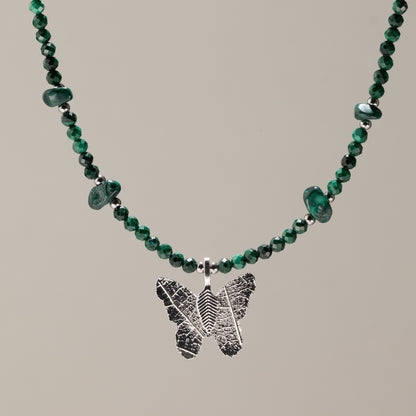 Collar de malaquita con gema de malaquita y colgante de mariposa con hoja real