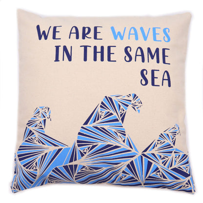 Bedruckter Kissenbezug aus Baumwolle – We Are Waves – Grau, Blau und Natur