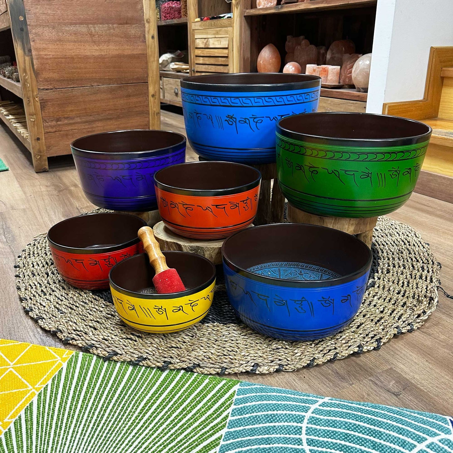 Großes Set mit sieben tibetischen Klangschalen für Chakren (19,5-35 cm)