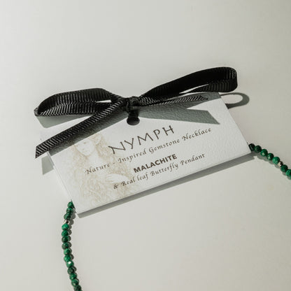 Collar de malaquita con gema de malaquita y colgante de mariposa con hoja real