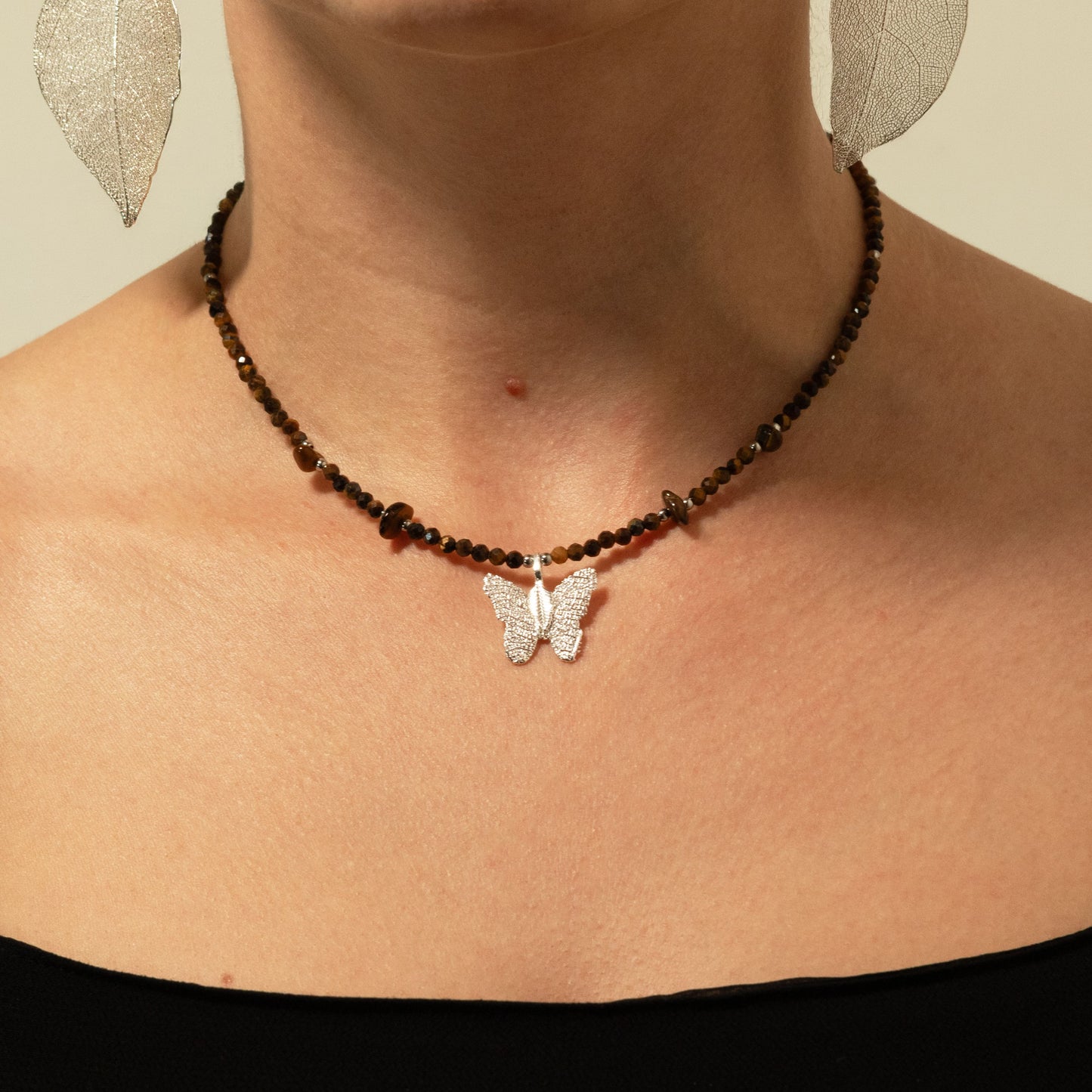 Collar de ojo de tigre con gema y colgante de mariposa hecho con una hoja real