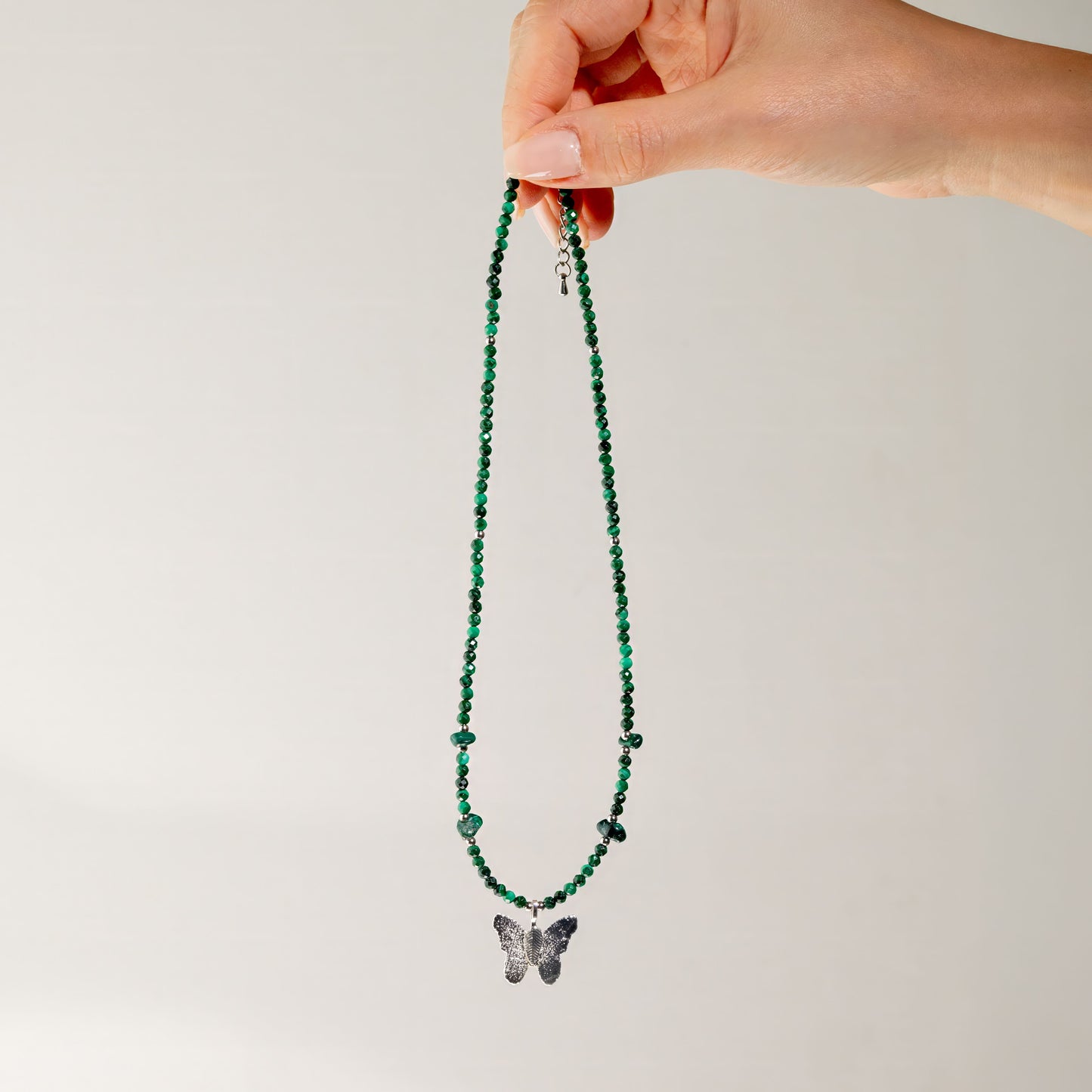 Collar de malaquita con gema de malaquita y colgante de mariposa con hoja real