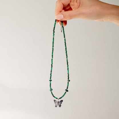 Collar de malaquita con gema de malaquita y colgante de mariposa con hoja real