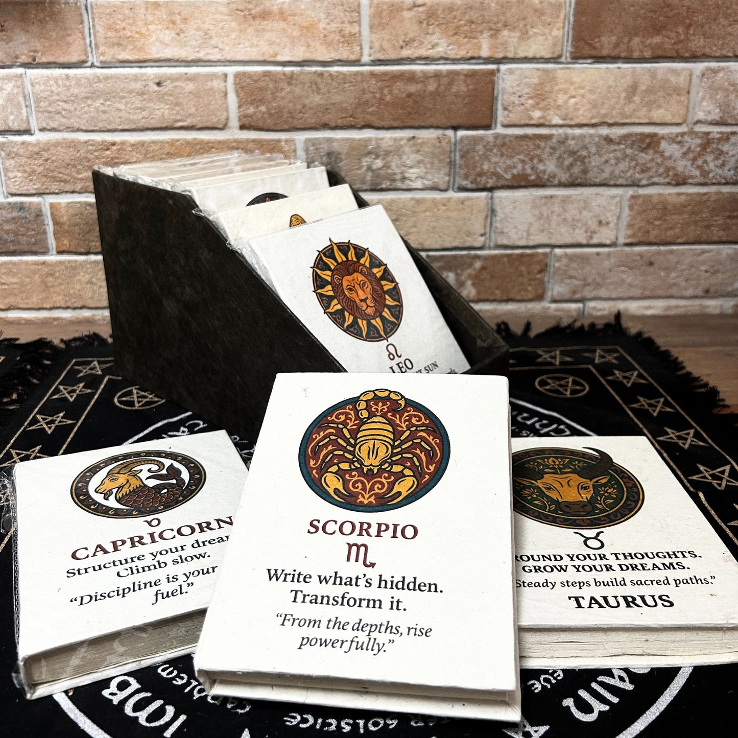 Carnets de style tibétain moyen avec signes du zodiaque - 40 feuilles (modèles assortis)